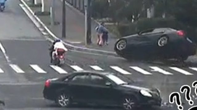 直行车与左转车相撞，立马就“飘”了