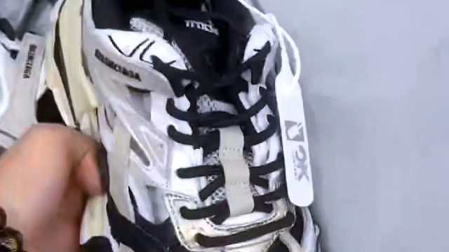 我希望买的鞋子是你渴望的颜色。我希望拨通电话时你恰好在想我。我希望说早安你也刚起床。