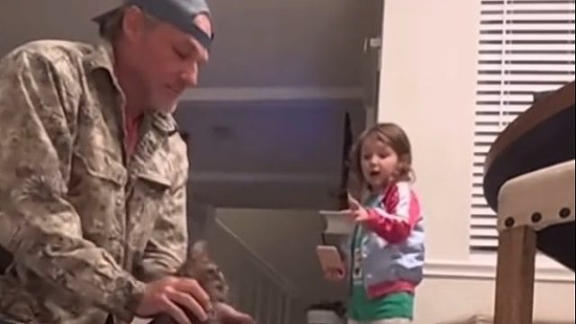 爸爸在给流浪猫驱虫，被女儿误认为在伤害它......小天使对待小动物的那份纯真与善良让人感动