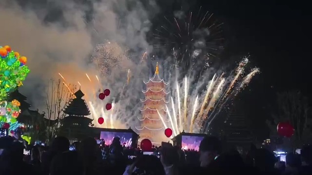 烟花绚烂，如你出现。