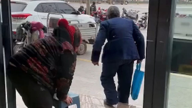 老两口带各种证明挨个银行查询已故儿子存款