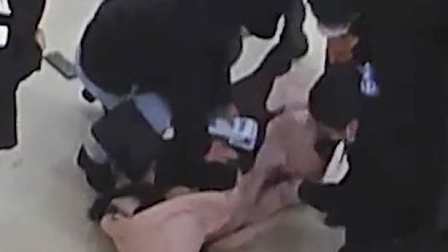 女子银行取钱突然晕倒在地，休假武警战士紧急施救