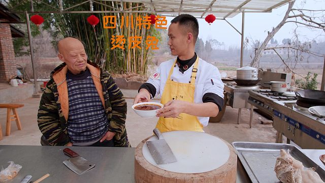 厨师长制作本地特色“烫皮兔”，秘制蘸料配上鲜嫩兔肉堪称一绝