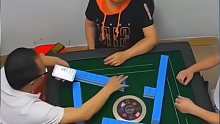 男子打牌偷拍被抓现行，还狡辩。