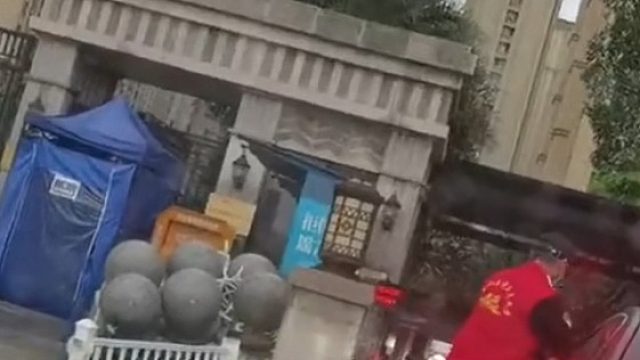 不买车位不让进，物业用石墩占着空车位天津落户物业