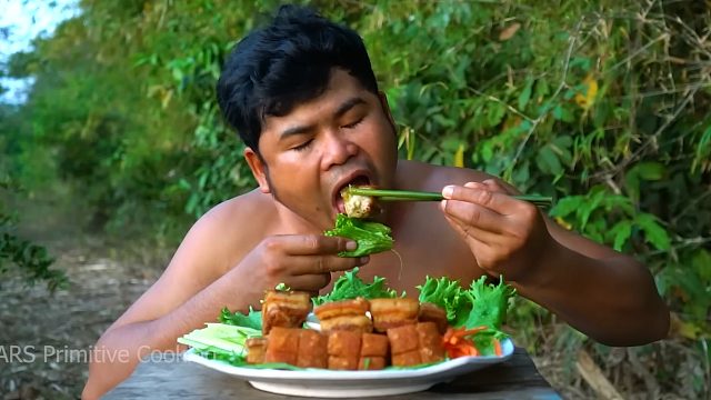 脆皮五花肉配青酱，吃起来真过瘾