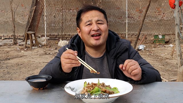 28元元买了一块熟牛肚，做个“青椒炒牛肚”，香辣美味，再喝一碗