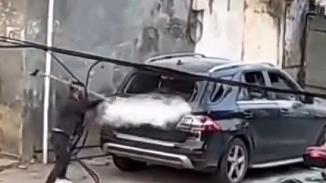 疑似停车不当，奔驰车被人拿铁锤给砸的面目全非，一个敢停！一个敢砸！