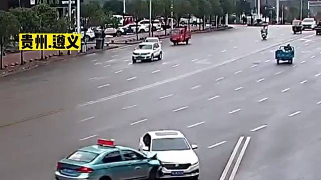 两车互抢车道，迎头相撞