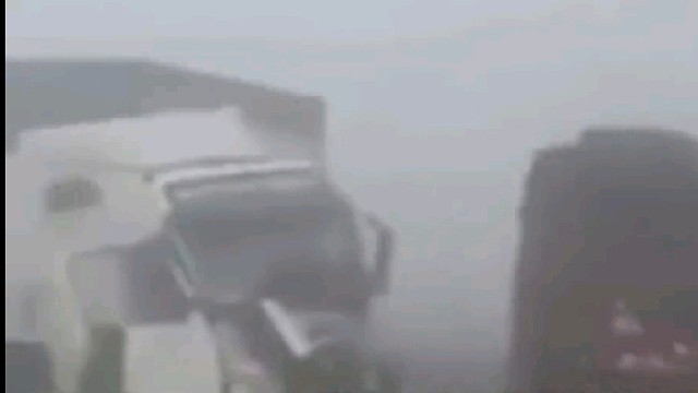 河南一高速数十辆车连环追尾。#道路千万条，安全第一条