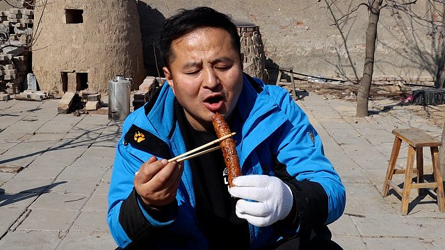 100元买了4斤猪大肠，中间插上大葱，木炭上烤着吃，蕉香四溢