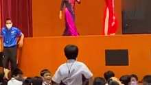 老师台上表演，学生台下魔性尬舞。网友：哈哈哈哈老师没有阻止他们的快乐。