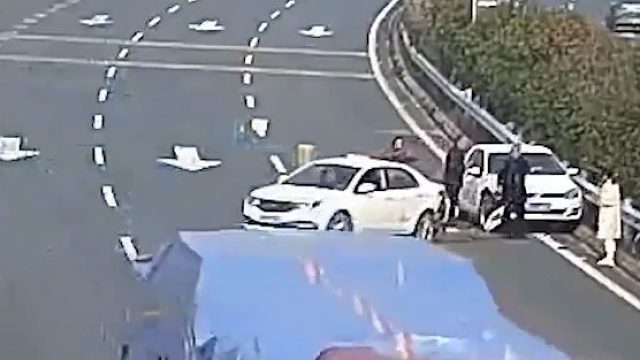 3车追尾司乘逗留车道内，高速交警紧急喊话