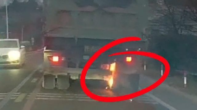 休假消防员路遇前车起火，果断截车灭火