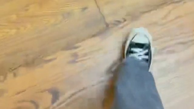 女生下楼梯每一步都意想不到，“这楼梯能保研吧？”