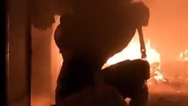 31楼居民家中失火，男子让妻儿先跑，被救时急切询问妻儿是否安全