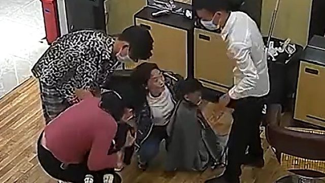 给小孩理发，孩子一下子哭得背过气了，不哭不动，没了声音