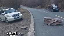 山上岩石掉落道路中央，过路司机用绞盘把岩石拖离马路…网友：福虽未至，祸已远离