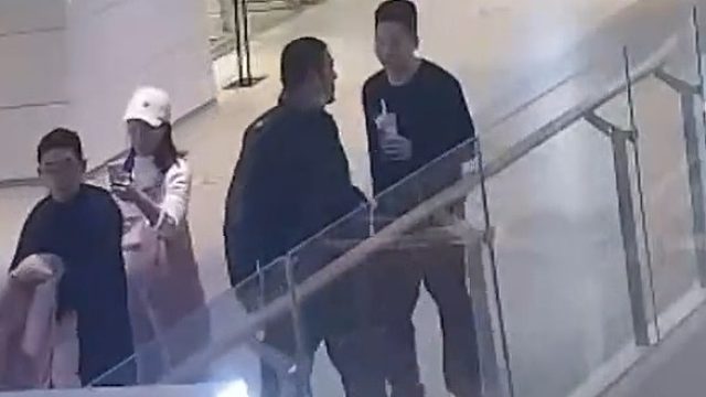 巧了！民警喝奶茶顺手抓了个嫌疑人