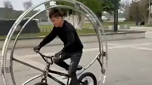 可以防止急刹前轮翻滚的车！