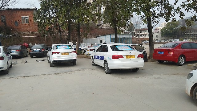 华鑫驾校报名招生，春季有优惠，包教包会，学不会包退报名费！华鑫树木岭考场现场网红李青峰教练直播教学！