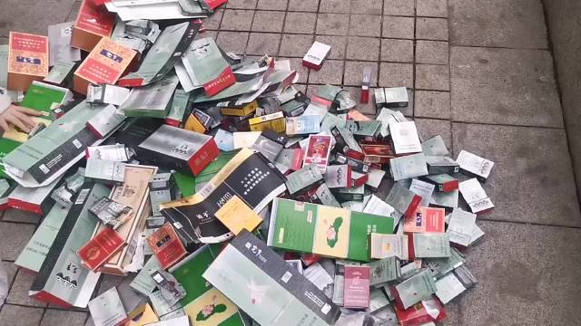 美好的一天从收烟盒开始