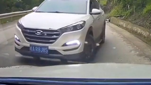 你跟谁学的驾驶证，弯道还超车