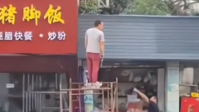 男子与装修工发生口角，本想摇一下吓唬对方，却不料失手。网友：这一下性质就不同了
