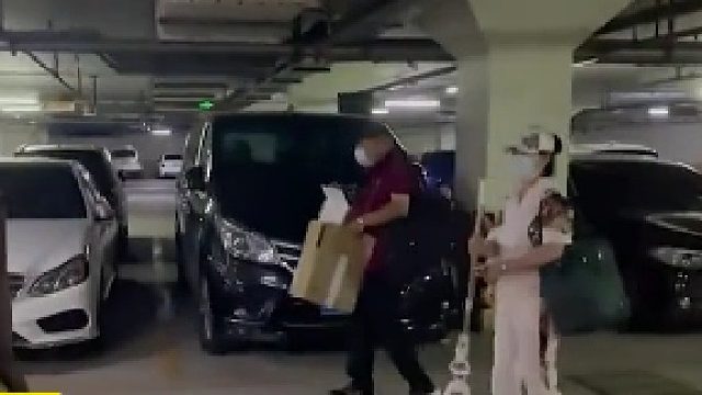 男子带女友回家被爸妈撞见，女友被吓得不知所措，妈妈的做法亮了