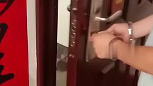 男子当警察面上演3秒开锁 偷自家小区20余户