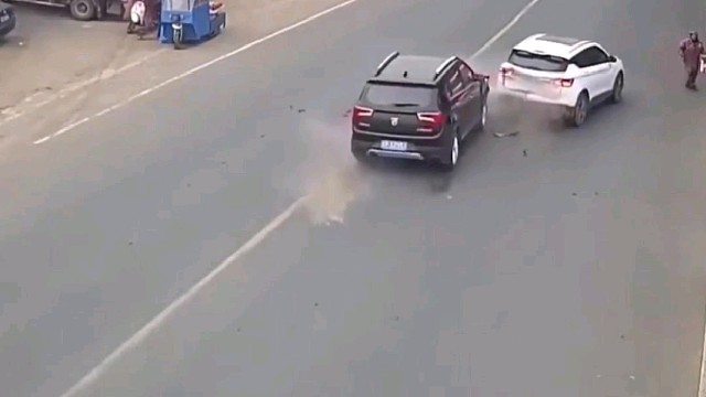 此次事故导致两车受损，白车上一名乘客受伤。交警调查后认定，黑车未保持安全车距，承担全部责任。