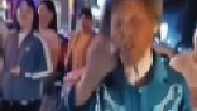 老人卖草莓忙活一天挣40元，打车回家要价50多？？？无奈之下拨打了公益救援电话