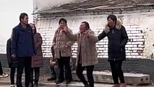 24岁女子被丈夫连砍8刀身亡，婆家无一人料理后事。女子母亲村口崩溃哭诉