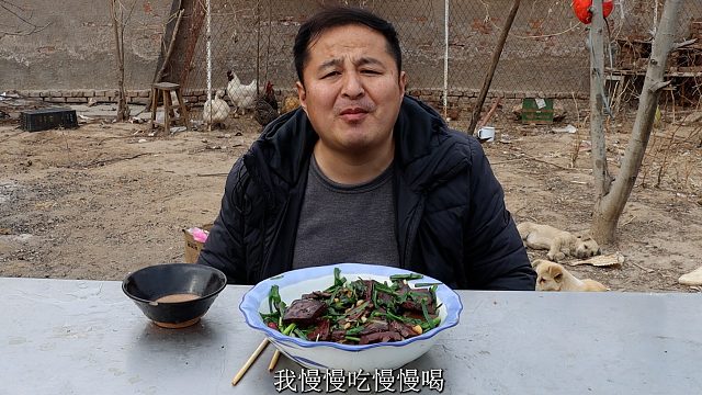 7块钱买了2斤猪血，做个韭菜炒猪血，鲜嫩爽滑，鲜香美味