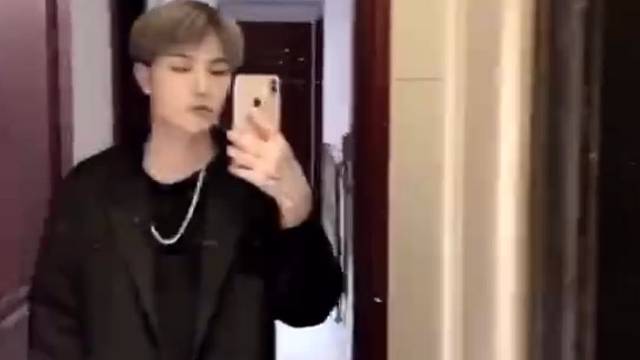 她们都说我好帅，为了追到我想破脑袋。