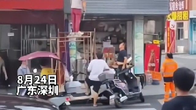 男子与装修工发生口角，本想摇一下吓唬对方，却不料失手。网友：这一下性质就不同了
