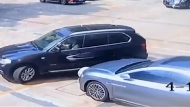 女人何苦为难女人？前车托了个石墩前行，后车撞石墩前行，开车前都不要看看四周情况的