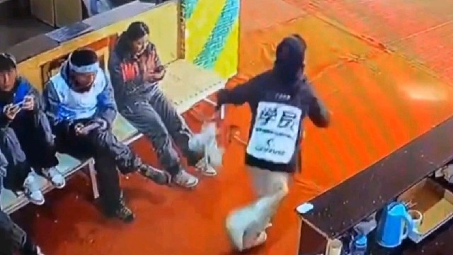 女子滑完雪返回途中连摔两跤