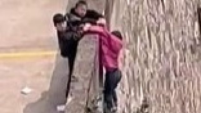 小女孩悬挂围墙外被救，网友质疑“拍视频为何不去救人”发布者回应：重庆是山城！跑过去至少20分钟