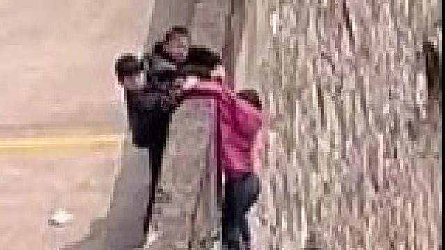 小女孩悬挂围墙外被救，网友质疑“拍视频为何不去救人”发布者回应：重庆是山城！跑过去至少20分钟