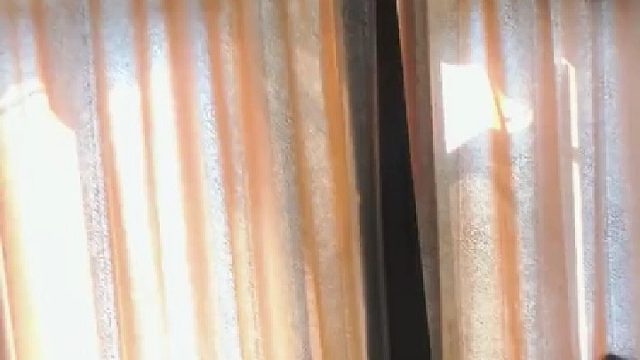 男子住公司宿舍拉开窗帘，放眼望去窗外是这样的？