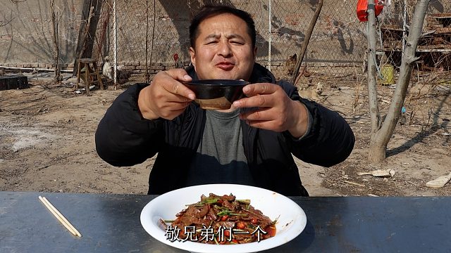 这才是猪肝做美味的做法，香菜炒猪肝，鲜嫩爽滑，美味十足