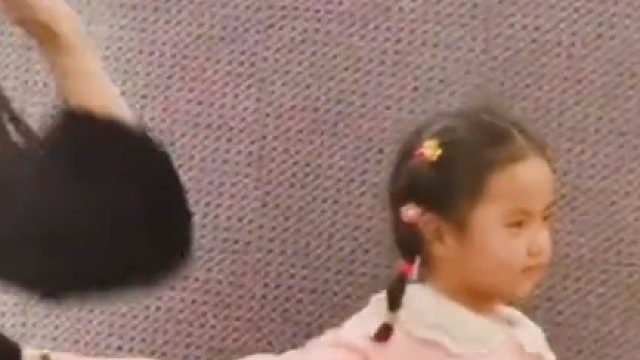 小女孩准备表演，突然发现台下有人抽烟。网友：真好，大大方方的