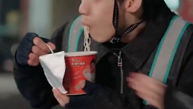 淋过雨的人也想为别人撑一把伞