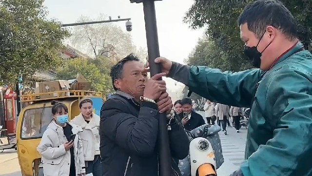 真怕他一失手掉下来