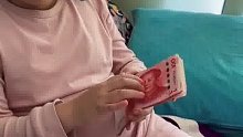 女儿带1万多元零花钱要去吃烤鱼，妈妈骗她钱还没带够