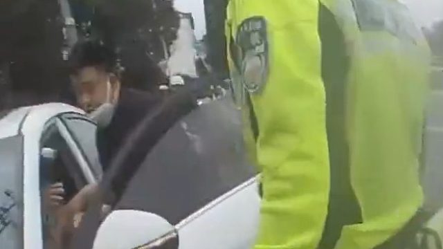 孕妇驾车肚痛难忍，丈夫没有驾照心急如焚，交警：我来开！