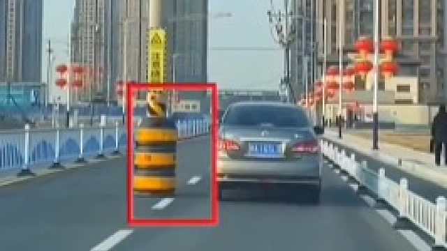 新修好的路上，矗立5跟电线杆。网友：这哪位专家的设计