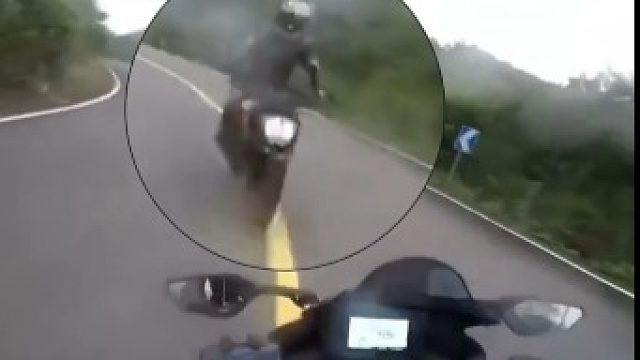 这是怎么样的缘分，让他们相遇。网友：最讨厌这种过线压弯的