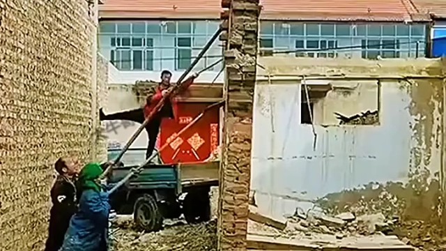 三人推倒一面墙